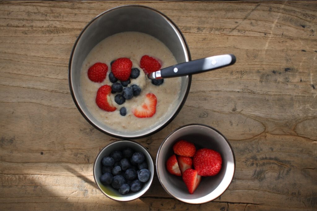 Havermout-met-Fruit-in schaal